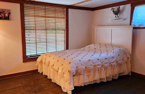 Highlands Autre | Charming and cozy Rustic farmhouse . Centrally located !