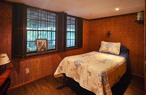 Highlands Autre | Charming and cozy Rustic farmhouse . Centrally located !