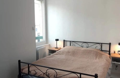 Saint-Renan Appartement | Complete accommodation for 2 people, independent access, separate bedroom.