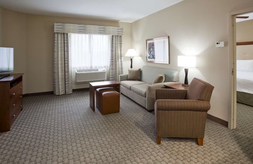 Kutzky Park Maison | Enjoy our Spacious Suites with Fully Equipped Kitchen and a Free Hot Breakfast!
