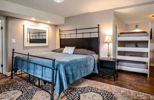 Twin Lakes Maison | Highland House – 8 BDR Home Sleeps 23! Private Pool, Pet Friendly