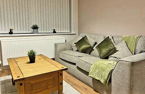Crawcrook Maison | Modern Home in Newcastle, right next to a Golf Course!