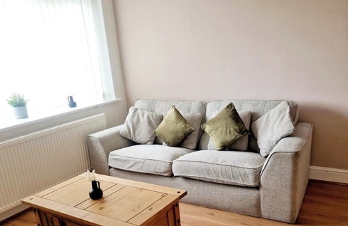 Crawcrook Maison | Modern Home in Newcastle, right next to a Golf Course!