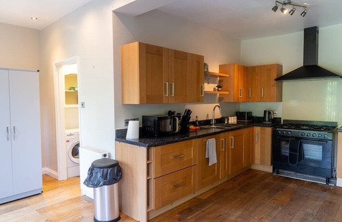 Seisdon Maison | Spacious property Sleeps 13 Guests in Shirley