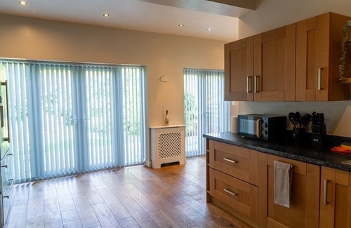 Seisdon Maison | Spacious property Sleeps 13 Guests in Shirley