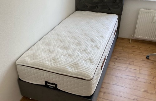 Niederursel Copropriété | Moderne und Komfortable Zimmer - Neue Möbel und Orthopedischen Bett.