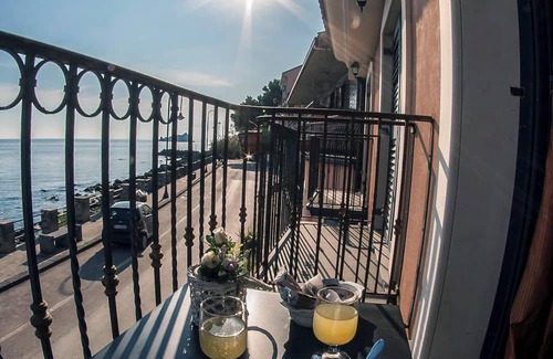 Capo Mulini Maison | Homerez - Spacious house and sea view - Acireale
