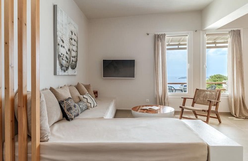 Kato Aprovatou Appartement | Apartment 'Captain's Koutsi Suite' with Private Terrace, Wi-Fi and Air Conditioning