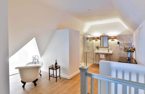 Beverston Copropriété | Tranquil 1 Bed/1 Bath Getaway at Beverston Castle