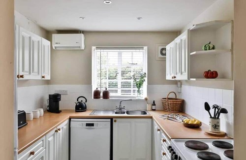 Beverston Maison | Charming 2 Bed/1 Bath Bungalow in Beverston Castle