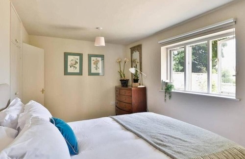 Beverston Maison | Charming 2 Bed/1 Bath Bungalow in Beverston Castle