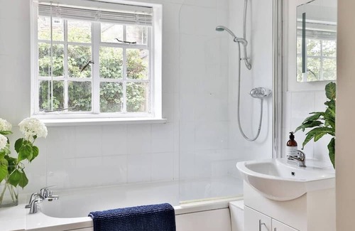 Beverston Maison | Charming 2 Bed/1 Bath Bungalow in Beverston Castle
