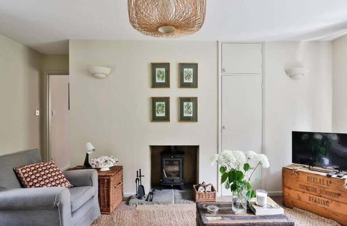 Beverston Maison | Charming 2 Bed/1 Bath Bungalow in Beverston Castle