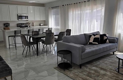 Spring Valley Maison | Charming 3 house with WiFi, AC in Las Vegas at least 30 days or more stay