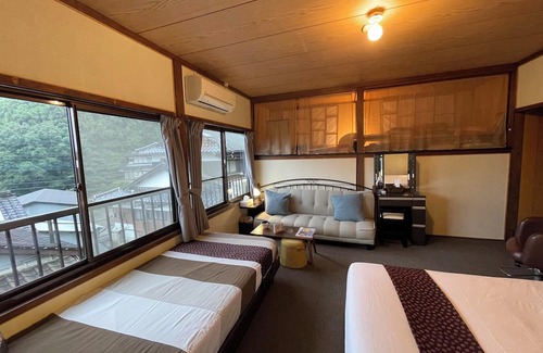 Imari Okawachiyama Cabine | Okawachiyama, Village of the Secret Kilns.
