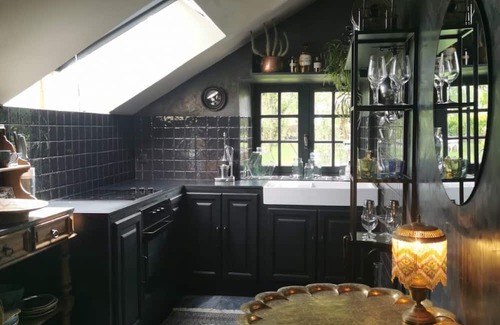 Langourla Maison | Holiday Home 'Le Cocon' with Private Terrace, Wi-Fi and Air Conditioning