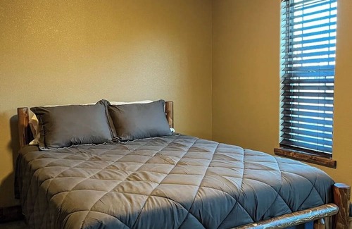 Crestline Cabine | Double T Cabin - A big country feel in a small country cabin.