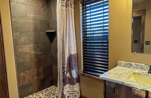 Crestline Cabine | Double T Cabin - A big country feel in a small country cabin.