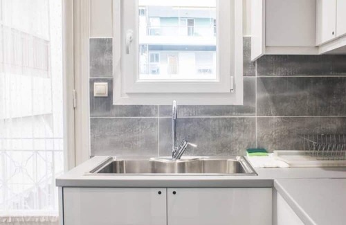 Nea Chalkidona Appartement | Sunny flat w/h balcony and homey feel near metro