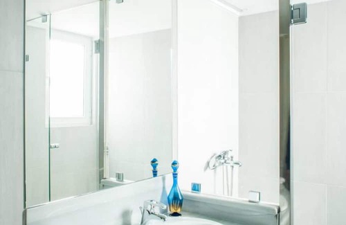 Nea Chalkidona Appartement | Sunny flat w/h balcony and homey feel near metro