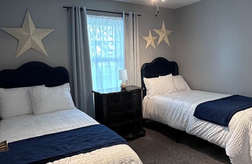 Owosso Appartement | The Middleton - a 6 bed, 3 acre, classy home just minutes from town.