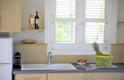 Saint-Charles Maison | Radiance of the Day and Cultural Heritage in a Modern Cabin
