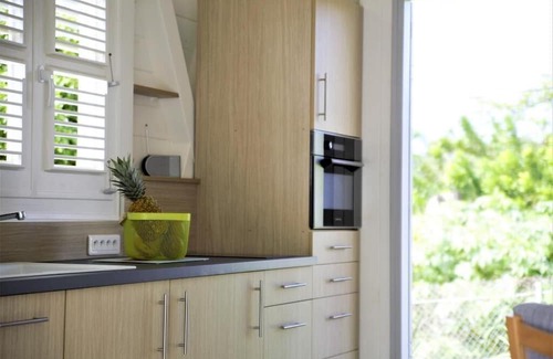 Saint-Charles Maison | Radiance of the Day and Cultural Heritage in a Modern Cabin