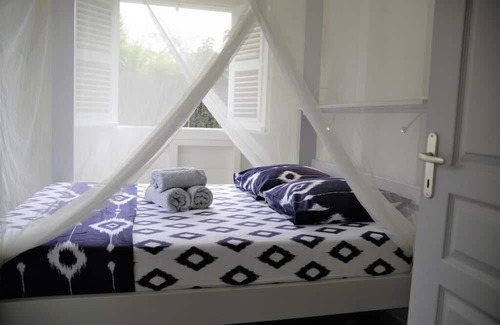 Saint-Charles Maison | Radiance of the Day and Cultural Heritage in a Modern Cabin