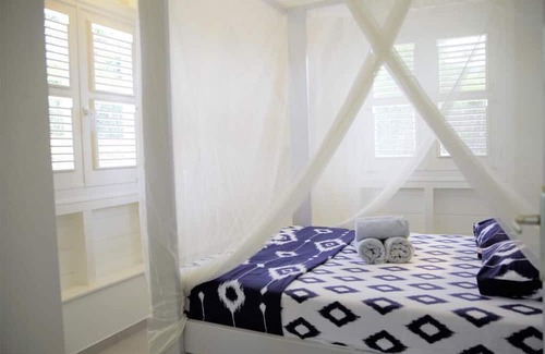 Saint-Charles Maison | Radiance of the Day and Cultural Heritage in a Modern Cabin