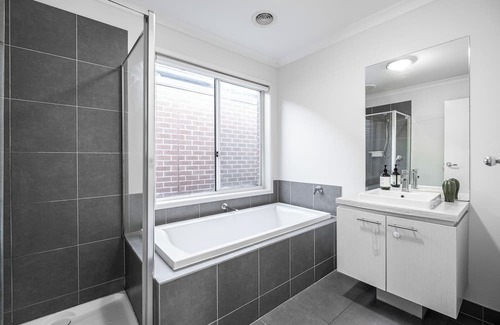 Truganina Maison | This house is a 3 bedroom(s), 2 bathrooms, located in Truganina, VIC.