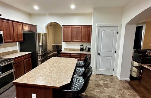 Spanaway Maison | Mid-Side house located in Spanaway perfect home away from home!
