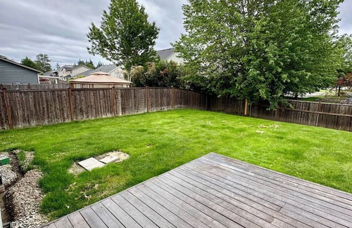 Spanaway Maison | Mid-Side house located in Spanaway perfect home away from home!
