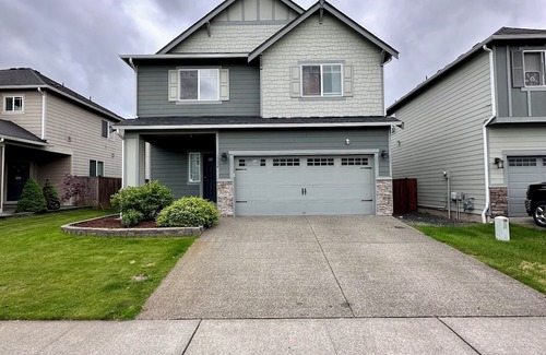 Spanaway Maison | Mid-Side house located in Spanaway perfect home away from home!