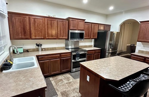 Spanaway Maison | Mid-Side house located in Spanaway perfect home away from home!