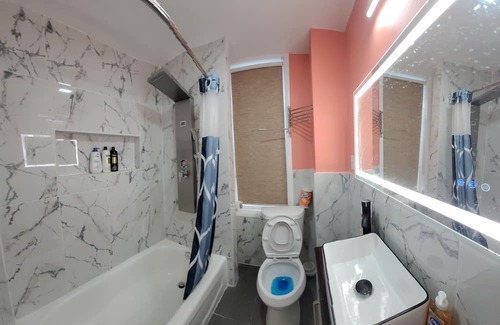 South Philadelphia Maison | Cozy Modern Sleep11 Guest House just minutes from historic Philadelphia downtown