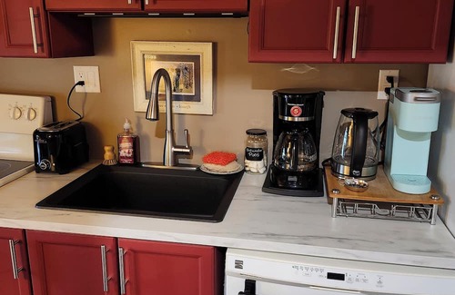 Cardinal Appartement | Rustic Studio Apartment in Cardinal, ON WiFi, AC, firetable & seasonal hot tub!