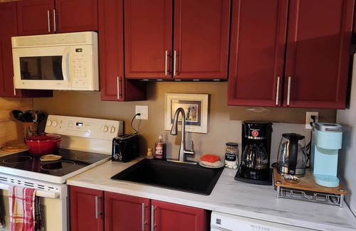 Cardinal Appartement | Rustic Studio Apartment in Cardinal, ON WiFi, AC, firetable & seasonal hot tub!