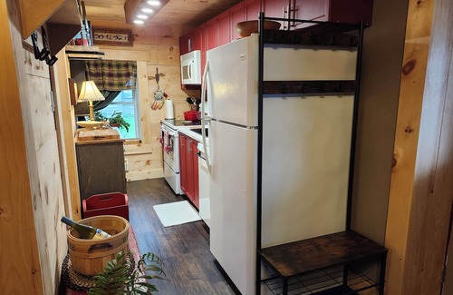 Cardinal Appartement | Rustic Studio Apartment in Cardinal, ON WiFi, AC, firetable & seasonal hot tub!