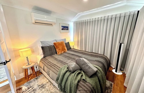Hendra Maison | 2 Private Bdrms in Brisbane House, Pool & Parking