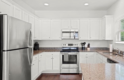 South Salisbury Maison | Pet Friendly 4 Bedroom in Salisbury!