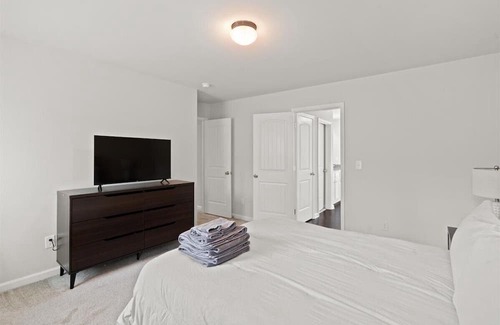 South Salisbury Maison | Pet Friendly 4 Bedroom in Salisbury!