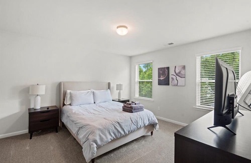 South Salisbury Maison | Pet Friendly 4 Bedroom in Salisbury!