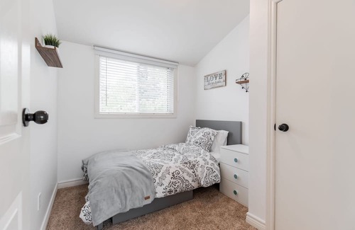 Rockwood Maison | Entire cozy 4 bedrooms house. Short driving distance to Guelph/Acton/Erin/Elora.