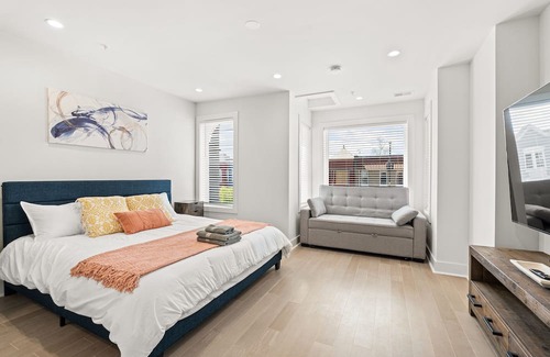 Petworth Maison | Luxury DC Rowhome with Parking!