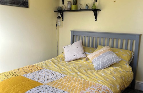 Newhaven Maison | Cosy Double Bedroom TV, microwave and breakfast of cereal & toast, tea & coffee