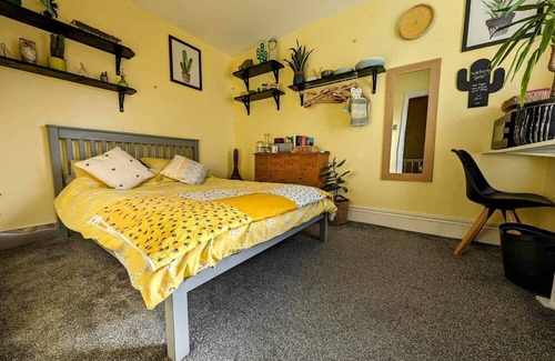 Newhaven Maison | Cosy Double Bedroom TV, microwave and breakfast of cereal & toast, tea & coffee