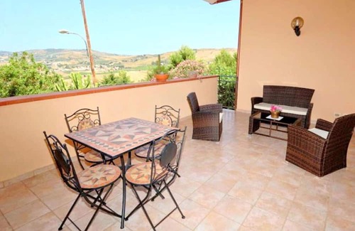 Mockarta Villa | Beautiful private villa for 7 guests with WIFI, private pool, A/C, TV and parking