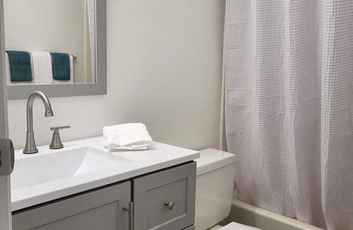 Evanston Appartement | Secure Access Building, Fresh Fully Remodeled Apartment