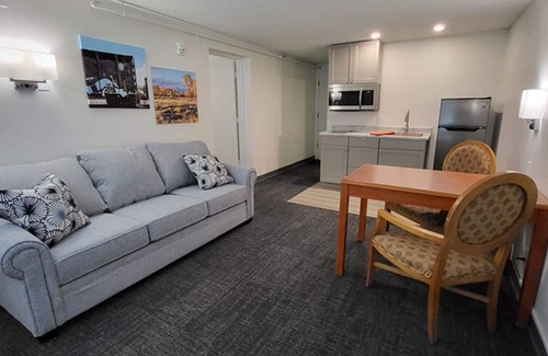 Evanston Appartement | Secure Access Building, Fresh Fully Remodeled Apartment