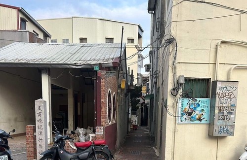 West Central District Maison | 位於安平觀光區正中心，寵物友善，古堡街122巷8號前有免費停車場，王城路周遭可合法停車